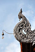 Chiang Mai - The Wat Chedi Luang, secondary vihan: wood carved roof finial with kranok motives ending in Makkara-Naga shapes. 